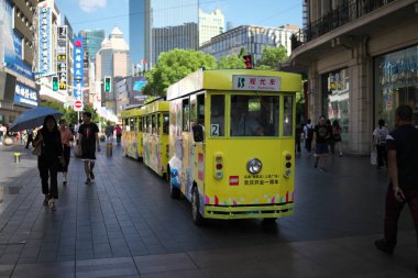 Şangay, Çin-18 Eylül 2019: Şangay 'da Nanjing Doğu Yolu' ndan geçen gezi otobüsü veya tren