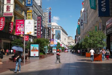 Şangay, Çin-18 Eylül 2019: Sonbaharın başlarında Şangay 'da çok yoğun Doğu Nanjing Yolu