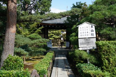 Kyoto, Japonya-26 Eylül 2019: Daisenin tapınağının Kyoto 'daki Daitokuji tapınağındaki ana kapısı