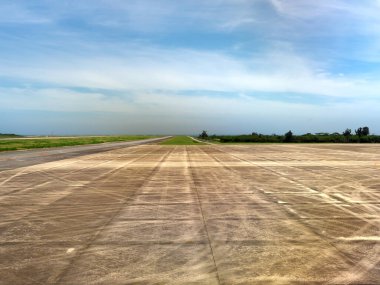 Okinawa, Japonya-19 Haziran 2020: Shomojishima Adası, Japonya 'daki Shimojishima Havaalanı pisti