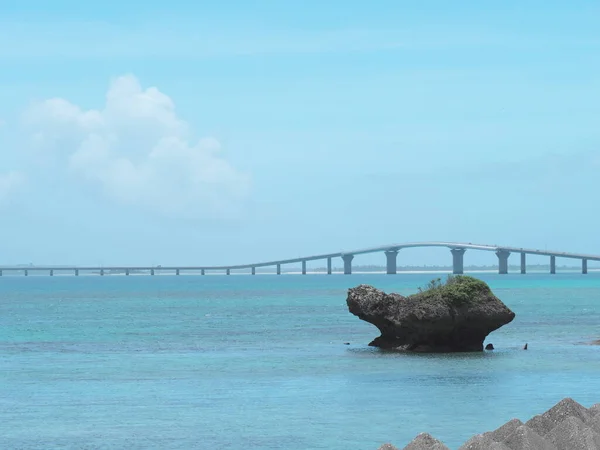Okinawa Japonia Czerwca 2020 Skała Kształcie Żółwia Most Irabu Ohashi — Zdjęcie stockowe