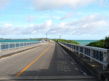 Okinawa, Japonya-20 Haziran 2020: Ikema köprüsü, Okinawa, Japonya 'daki Miyakojima adası ve Ikema adasını birbirine bağlıyor.