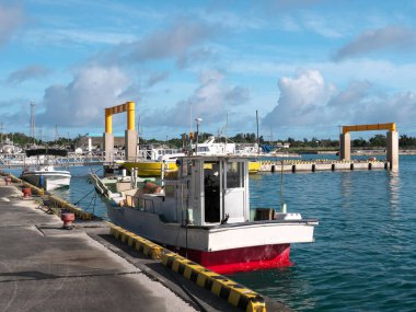 Okinawa, Japonya-20 Haziran 2020: Ikema Balıkçılık Limanı Okinawa, Japonya