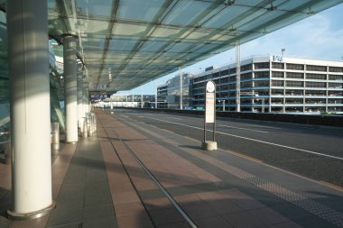 Tokyo, Japonya-23 Haziran 2020: Haneda Uluslararası Havaalanı Terminali 2 kalkış durağı