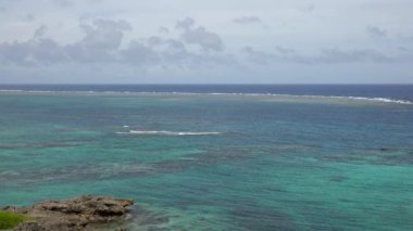 Okinawa, Japonya-21 Haziran 2020: Okinawa, Japonya 'daki Miyako Adası' ndaki güzel mercan resifi