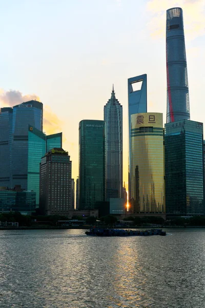 Shanghái China Septiembre 2019 Sol Sale Entre Los Edificios Pudong —  Fotos de Stock