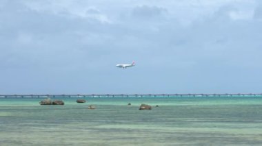 Okinawa, Japonya-16 Temmuz 2020: Miyako Shimojishima Havaalanı, Okinawa, Japonya 17 numaralı piste bir uçak indi.
