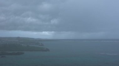 Okinawa, Japonya-17 Temmuz 2020 Miyako Adası, Okinawa, Japonya 'da şiddetli fırtına veya fırtına