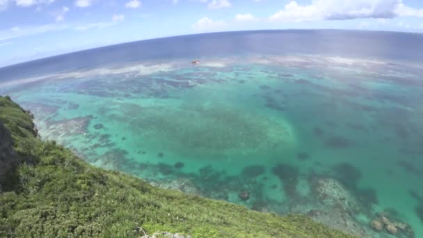日本冲绳 2020年7月20日 从冲绳伊拉克布岛的伊瓜纳岩石观看 — 图库视频影像