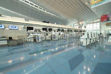 Tokyo, Japonya-14 Temmuz 2020: Boş Haneda Uluslararası Havaalanı Terminali 3 kalkış katı