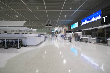 Chiba, Japonya-14 Temmuz 2020: Boş Narita Uluslararası Havaalanı Terminali 2 kalkış katı