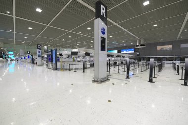 Chiba, Japonya-14 Temmuz 2020: Boş Narita Uluslararası Havaalanı Terminali 2 kalkış katı