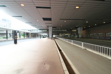 Chiba, Japonya-14 Temmuz 2020: Boş Narita Uluslararası Havaalanı Terminali 2 Otobüs Durakları ve Taksi Durakları