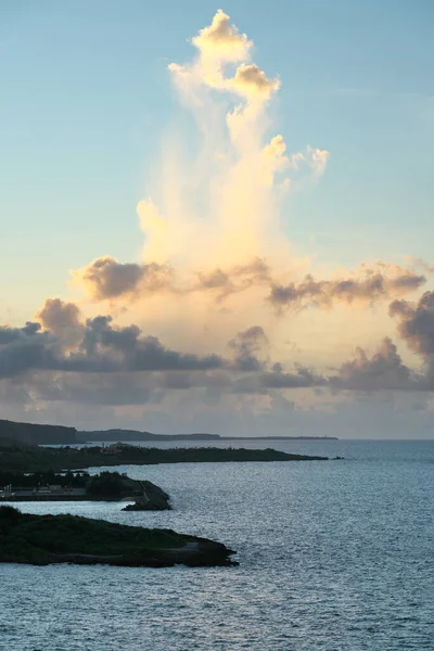 Okinawa Japón Julio 2020 Ducha Desde Una Nube Alta Iluminada —  Fotos de Stock