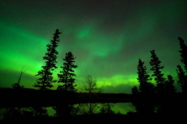Yellowknife, Kanada-31 Ağustos 2019: Yellowknife, Kanada 'daki bir gölde Aurora Borealis' in yansıması