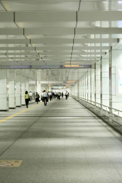 Tokyo Japan Augusti 2020 Pendlare Går Vid Gångtunneln Väster Shinjuku — Stockfoto