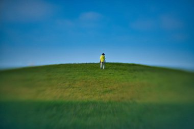 Tokyo, Japonya-26 Ağustos 2020: Yumuşak Odaklanma - yaz mavi gökyüzünün altında bir tepeye tırmanan kişi