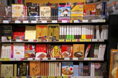 Tokyo, Japonya-19 Eylül 2020: Kıvrımlı bokeh- hazır-köri-yemek paketleri çeşitleri