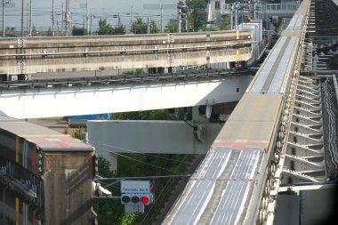 Tokyo, Japonya-22 Eylül 2020: Japonya 'daki yüksek demiryolu hattında tek raylı bağlantı ya da geçiş