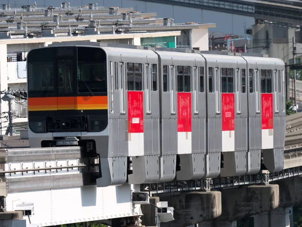 東京2020年9月22日日本の高架鉄道のモノレール列車 — ストック写真