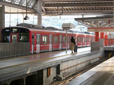 Kanagawa, Japonya-2 Ekim 2020: Odawara istasyonundan Hakone Yumoto 'ya giden bir tren