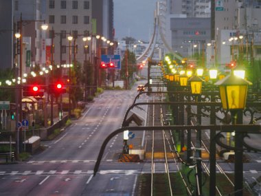 Aichi, Japonya - 2 Eylül 2025: Şafak vakti Toyohashi İstasyonu yakınlarında tren rayları