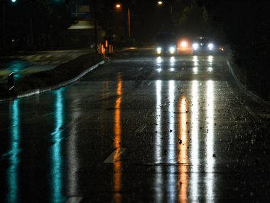 Tokyo, Japonya - 5 Eylül 2025: Şiddetli yağmur altında farların yansıması