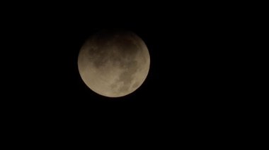 Tokyo, Japonya - 7 Eylül 2025: Sabah güneşi kısmen ince bulutlarla kaplıydı 