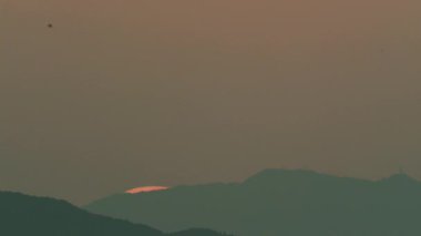 Tokyo, Japonya - 9 Eylül 2025: Dolunay şafakta battığında kuşlar uçuyordu