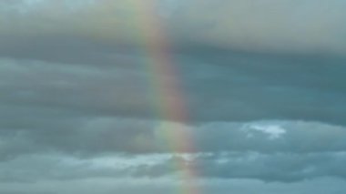 Tokyo, Japonya - 11 Eylül 2025: Şafakta gökkuşağının kenarına yakın çekim