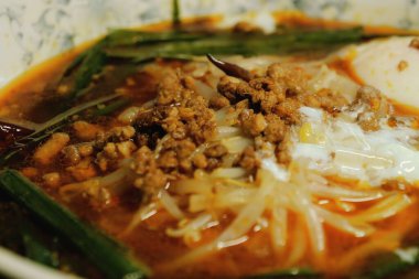 Tokyo, Japonya - 12 Eylül 2025: Yağlı ramen eriştesi veya Dandan eriştesi