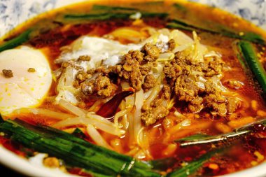 Tokyo, Japonya - 12 Eylül 2025: Yağlı ramen eriştesi veya Dandan eriştesi