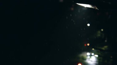 Tokyo, Japonya - 20 Eylül 2025: Sokak lambalarıyla aydınlatılmış hafif yağmur