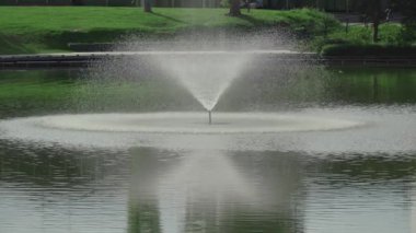 Tokyo, Japonya - 24 Eylül 2025: Parktaki havuzda yavaş su sıçraması