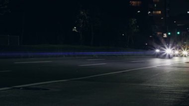 Tokyo, Japonya - 26 Eylül 2025: Tokyo, Japonya 'da gece çalışan arabaların farları