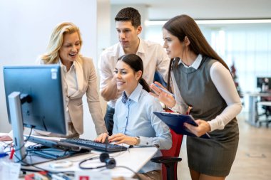 Birkaç iş arkadaşı, bilgisayar danışmanlığında yeni gelen projeyle ilgili olarak e-posta yoluyla toplandı.