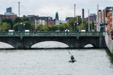 2025 Yüzme İrlanda Liffey yüzüşü sırasında kano gönüllüsü, 2025-09-13 'te Dublin, İrlanda' da yüzücüleri bekliyor..