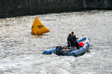 2025 Yüzme İrlanda Liffey Nehri 'nde yüzen İrlanda yüzme yarışmasında üzerinde yüzen İrlanda logosuna sahip şamandıra 2025-09-13 yılları arasında Dublin, İrlanda' da gönüllü bir tekneyle yüzme yarışması düzenlendi..