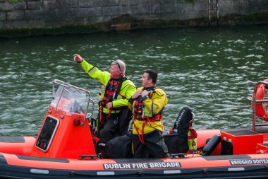 Dublin İtfaiye Tugayı gemisi, Liffey Nehri 'nde 2025-09-13 yılları arasında Liffey, Dublin, İrlanda' da yüzerek geçmektedir..