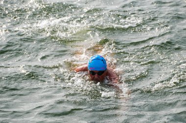 Liffey Nehri 'nde yüzen yüzücü 2025-09-13 yıllarında İrlanda' nın Dublin kentinde yüzen Liffey Yüzücüsü.