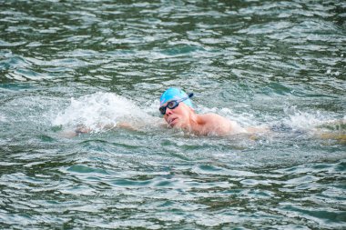 Liffey Nehri 'nde yüzen yüzücü 2025-09-13 yıllarında İrlanda' nın Dublin kentinde yüzen Liffey Yüzücüsü.