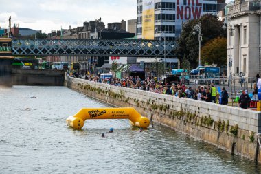 2025 Liffey Yüzüşü sırasında Dublin, İrlanda 'da 2025-09-13 yüzen yüzücüler bitiş çizgisine vardılar..