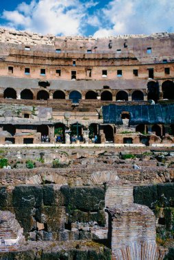 Roma, İtalya - 20 Nisan, 22 Nisan 19: Roma Kolezyumu 'nu ziyaret eden turistler