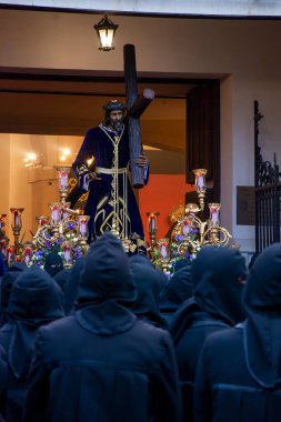 Leon, İspanya. 14 Nisan 2025. Bakire Meryem ve İsa Mesih 'in tahtı, İspanya' nın Leon şehrindeki Kutsal Hafta törenlerinde kardeşlik kardeşlerinin taşıdığı kiliseyi terk ediyor..