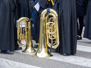 Len, İspanya. 14 Nisan 2025. Len, İspanya 'da geçit törenlerinin başlamasını bekleyen kaldırımda rüzgar aletleri.