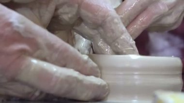 Ev yapımı seramik Clay. Bayan potter usta öğrenci seramik tekerlek üzerinde çalışmaya yardımcı olur.