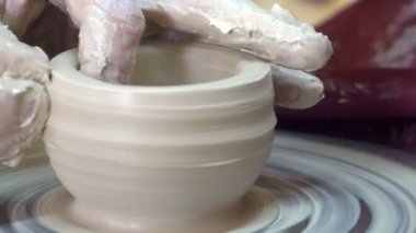 Ev yapımı seramik Clay. Bayan potter usta öğrenci seramik tekerlek üzerinde çalışmaya yardımcı olur.