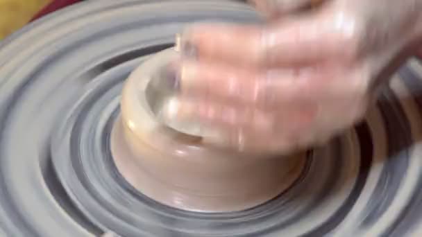 来自粘土的自制陶器 女波特工匠帮助学习者在陶轮上工作 — 图库视频影像