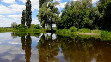 4k kamera sessiz bir göl sahil şeridi üzerinde uçuş. Gölet üzerinde helikopter pürüzsüz bir Asansör.
