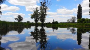 4k kamera sessiz bir göl sahil şeridi üzerinde uçuş. Gölet üzerinde helikopter pürüzsüz bir Asansör.